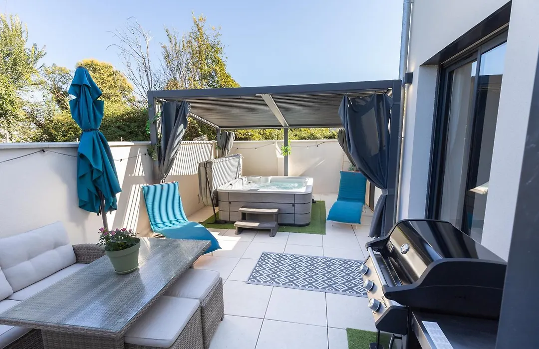 Bella Vita Outdoor Jacuzzi-1